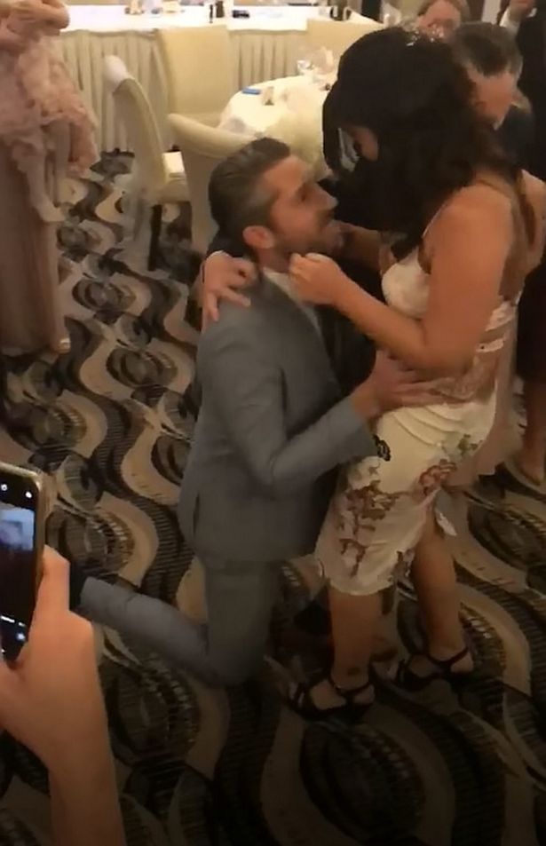 (Video) Gana el ramo de la novia y a los segundos le proponen matrimonio