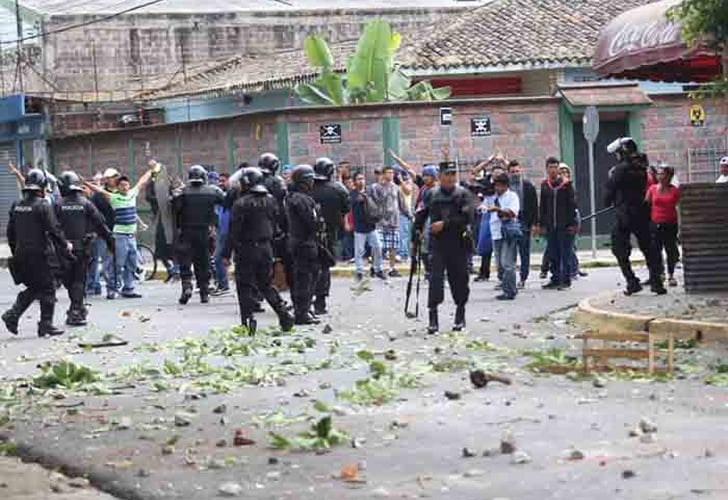 Realizan ceremonia de despedida de vendedor asesinado en enfrentamientos en El Salvador