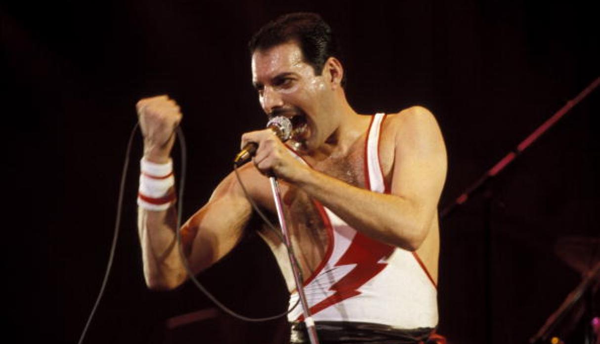 (Video) Se va la luz en el cine y un hombre canta al mejor estilo de Freddie Mercury