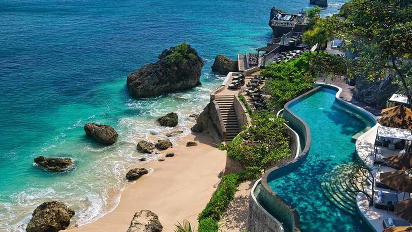 Celulares y dispositivos están prohibidos en la piscina de un complejo turístico en Indonesia