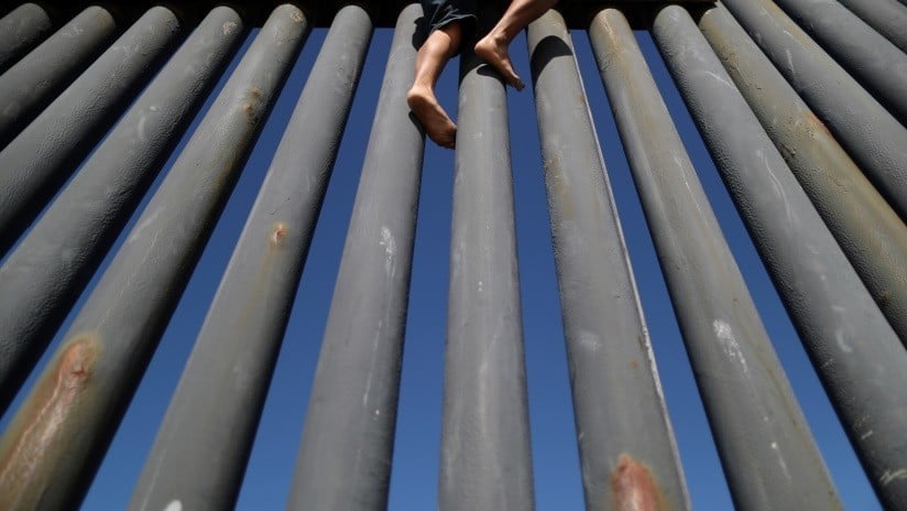 Mujer migrante presentó perforaciones graves en su cuerpo por escalar la muralla de hierro que divide Estados Unidos de México