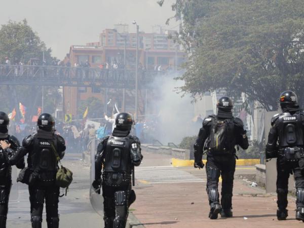 Focos de violencia y represión mancharon la marcha de estudiantes en Colombia