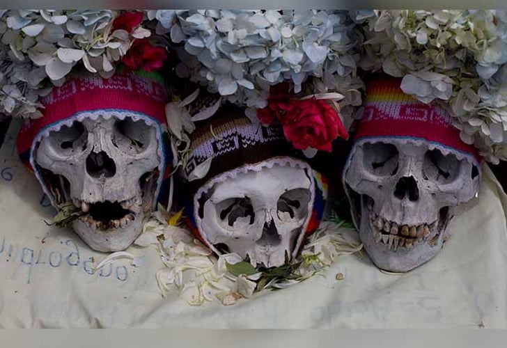 Indígenas bailan con cráneos durante celebración a los muertos en Bolivia