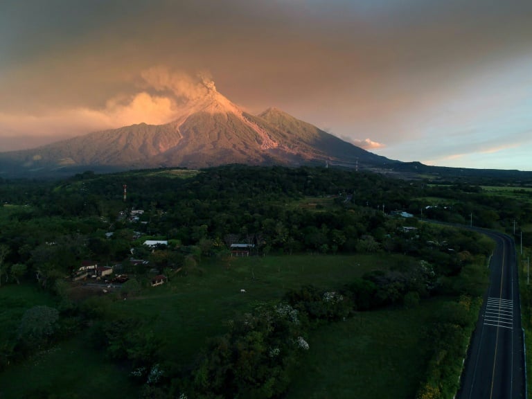 Volcán de Fuego aumenta su fase eruptiva tras una fuerte explosión