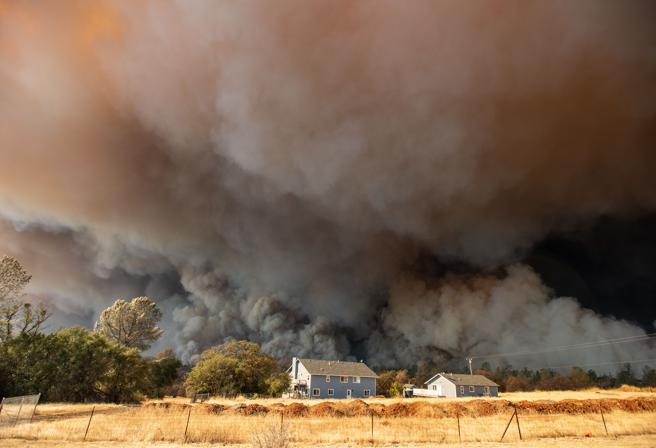 Devastador incendio obliga evacuar a más de 30 mil personas en California