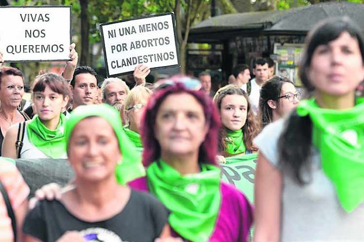 Muerte de niña enciende debate de legalización del aborto en Argentina