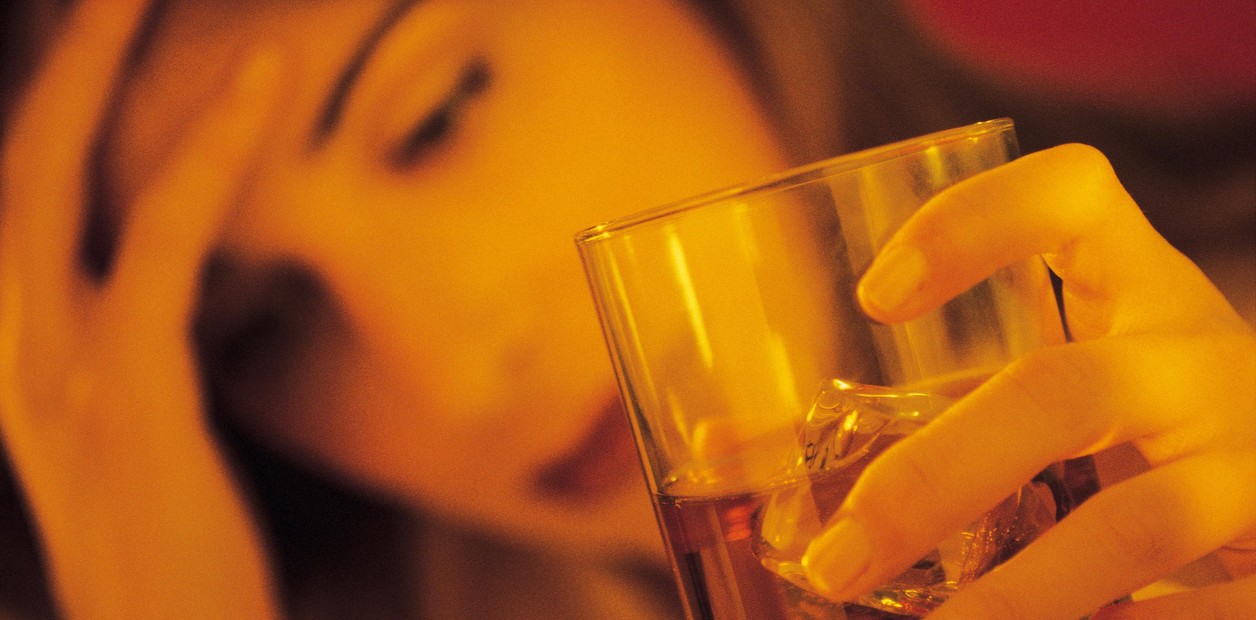 Bebidas alcohólicas causan más daño a las mujeres que a los hombres
