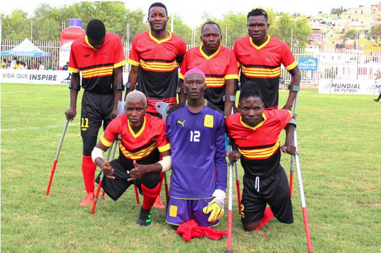 Angola fútbol con muletas