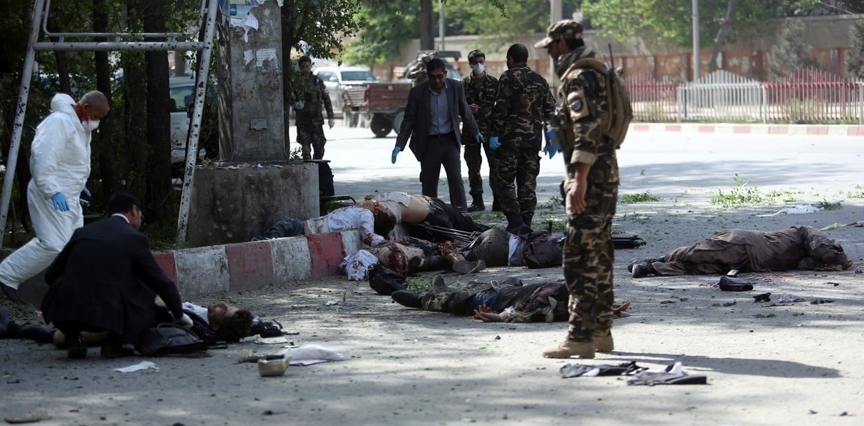 Ataque suicida en mezquita deja al menos 26 muertos y más de 50 heridos en Afganistán