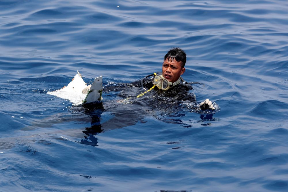 Muere buzo que buscaba restos del avión siniestrado de Lion Air en Indonesia