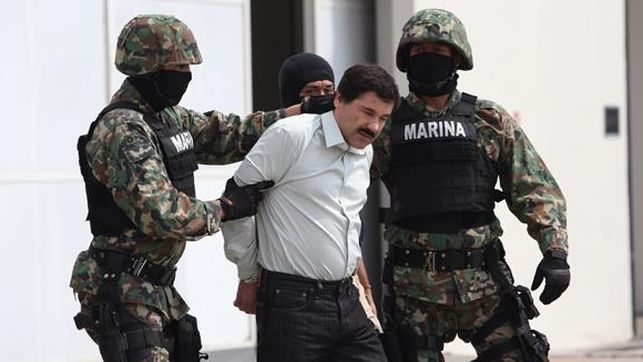 (Fotos) La pistola de oro y diamantes de «El Chapo» fue presentada en el juicio