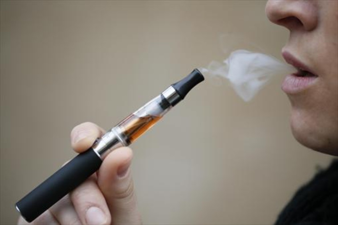 Peligro: Cigarrillos electrónicos aumentan riesgo de tabaquismo en los jóvenes