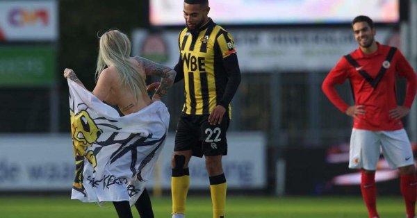 (Video) Fútbol de Holanda: Hinchas contratan stripper para distraer a sus rivales