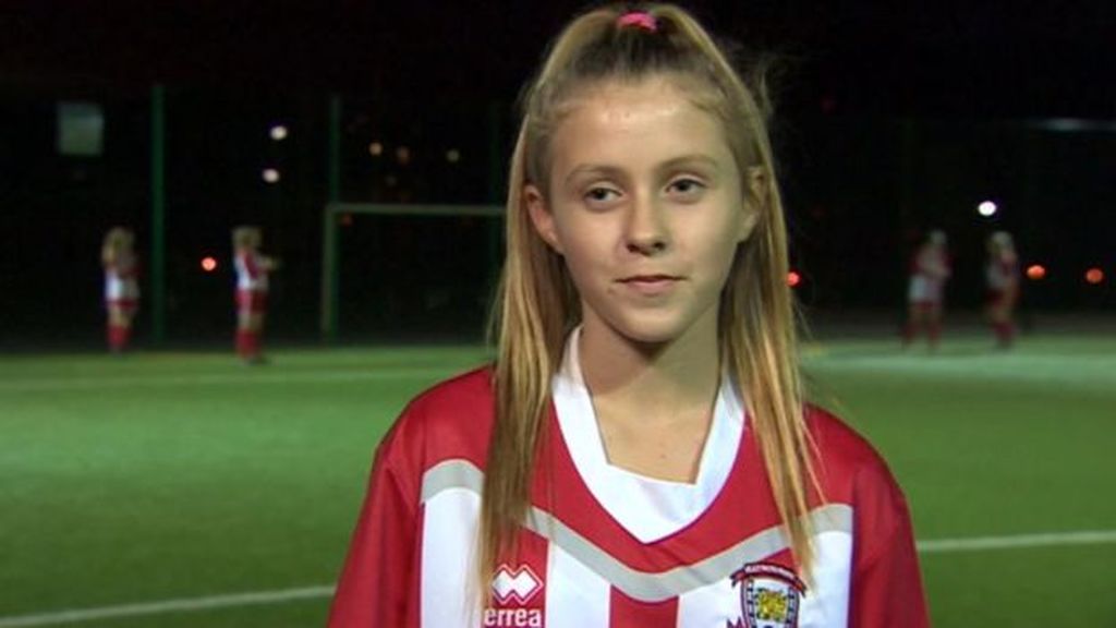 Una niña de 13 años es discriminada por jugar fútbol en Gales