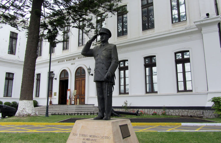Estatua de Merino: Hijo de Arturo Araya Peeters, edecán naval de Allende asesinado en 1973, se suma a recurso contra la Armada