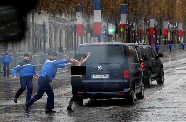 (+Fotos) Detienen a una activista de Femen antes de alcanzar la caravana de Trump en París