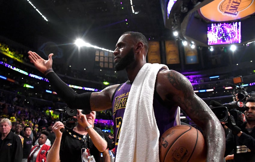 LeBron James superó a Wilt Chamberlain como 5° máximo anotador de la NBA