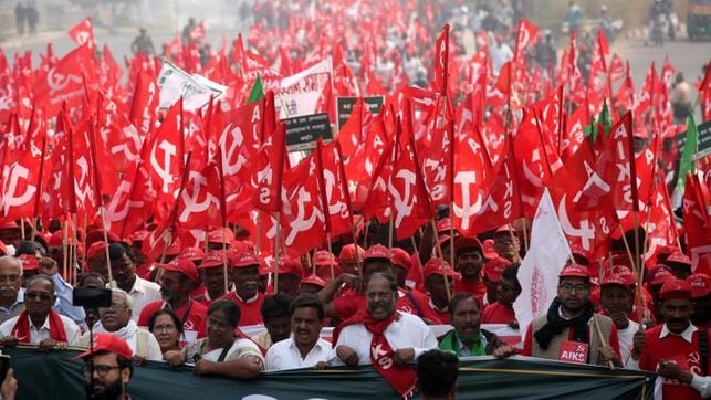 Miles de campesinos llegan a Delhi para solicitar ayuda al Parlamento indio
