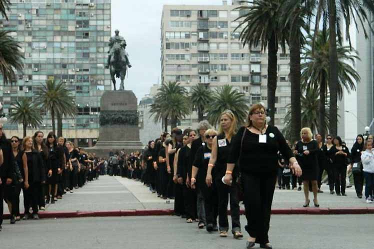 Mujeres de negro tomaron las calles para rechazar feminicidios cometidos en Uruguay