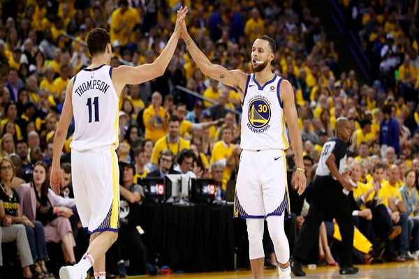 Warriors y Raptors siguen imparables en la NBA