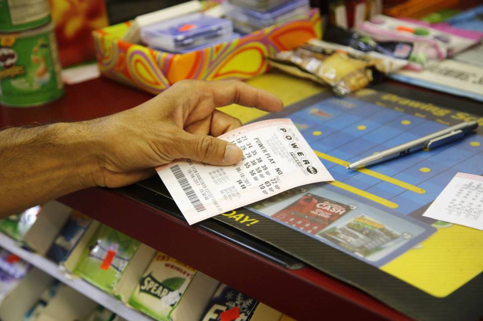 Matrimonio gana 1, 27 millones de dólares al encontrar boleto de lotería