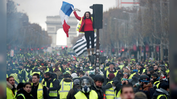 (+Videos y fotos)Arde París: Reprimen duramente protestas contra el alza de precios del combustible