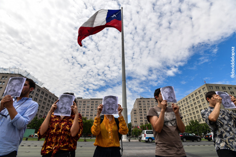 Un centenar de personas cubrieron su rostro con el de Camilo Catrillanca frente a La Moneda