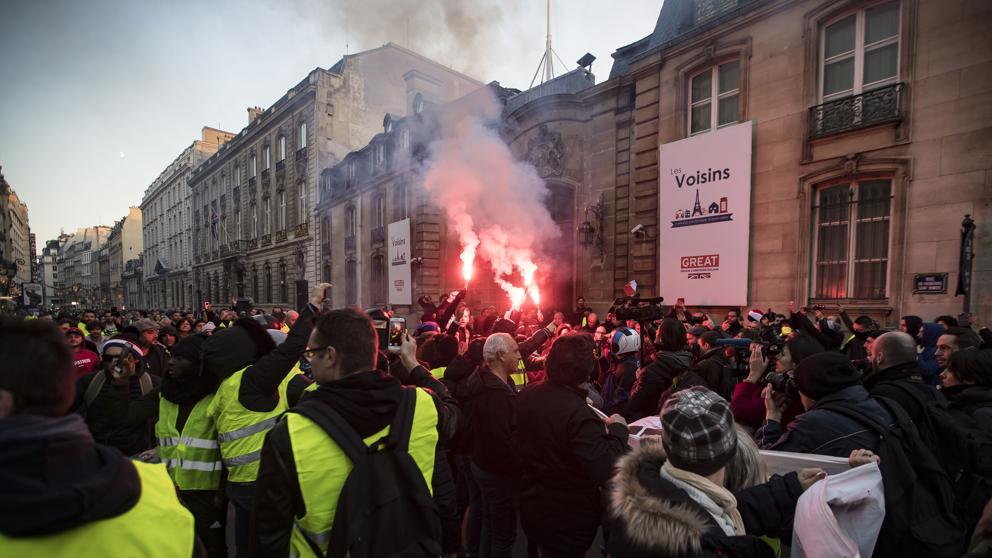 Equipo de RT sufre heridas al cubrir las protestas en París