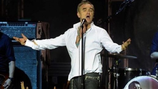 (Video) Un fan agrede a Morrissey en pleno concierto