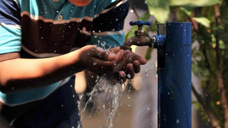 Encuesta Casen: Un millón 400 mil personas no tienen agua potable o alcantarillado en Chile