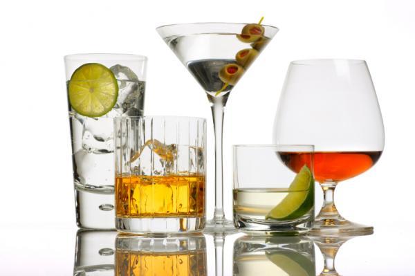 ¿Se puede ingerir alcohol mientras tomo antibióticos?