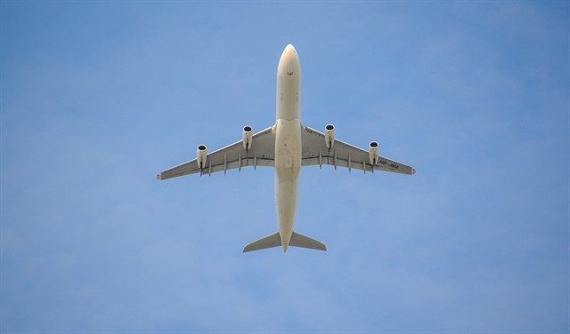 (Video) Un avión de pasajeros queda «suspendido en el aire» antes de aterrizar