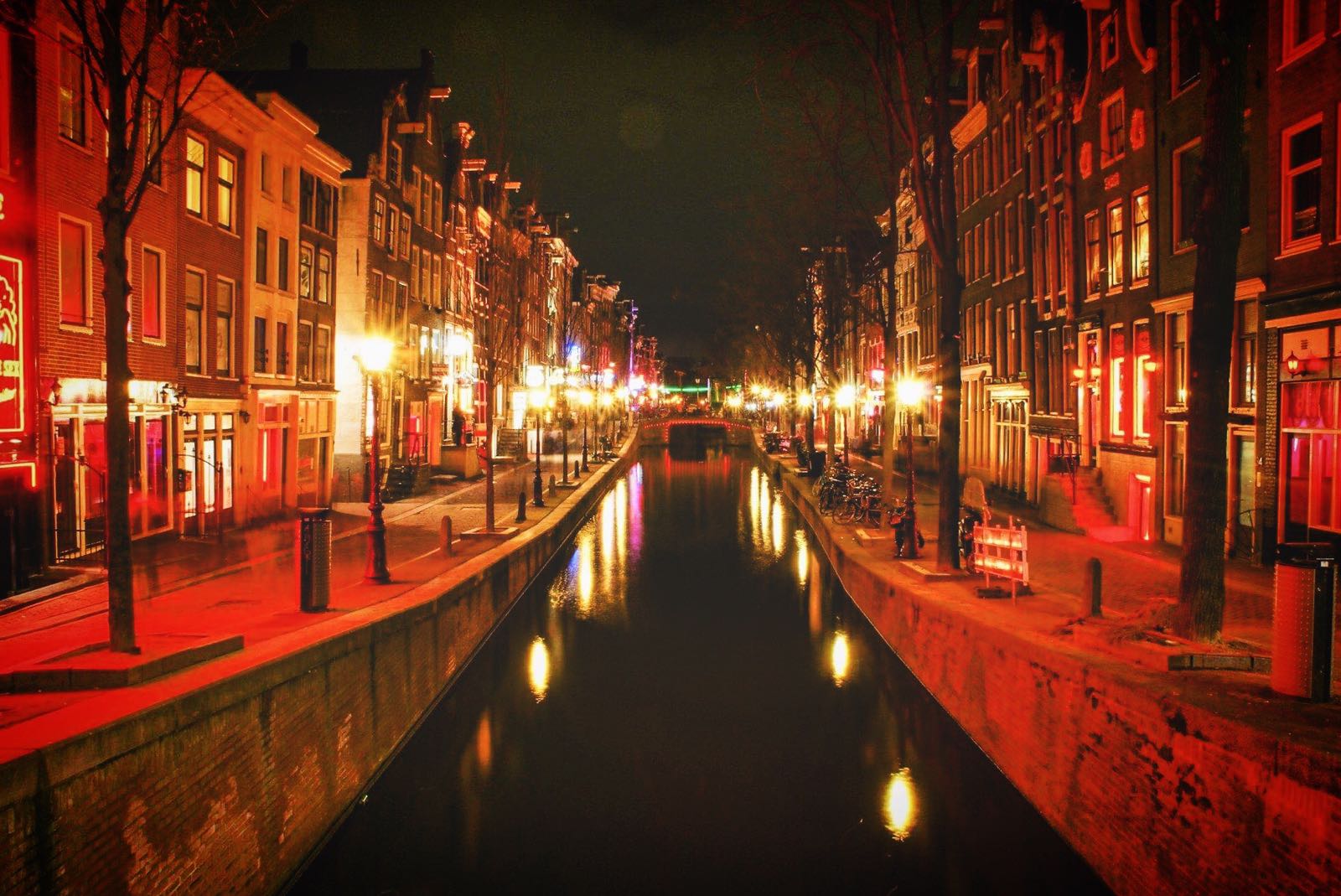 Evalúan dejar trabajar a prostitutas de Ámsterdam fuera del Barrio Rojo