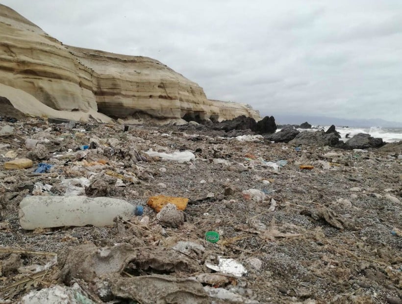 Antofagasta: Descubren una playa totalmente cubierta por una densa capa de basura plástica