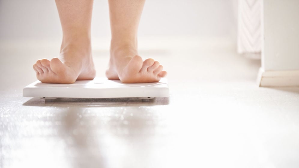 Pesarse en la báscula todos los días: Revelan insólito método para perder peso