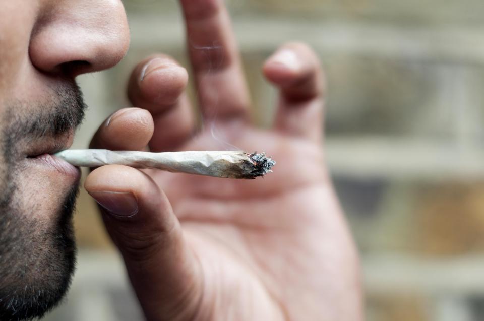 Fumar cannabis podría mejorar la memoria de las personas con alzheimer