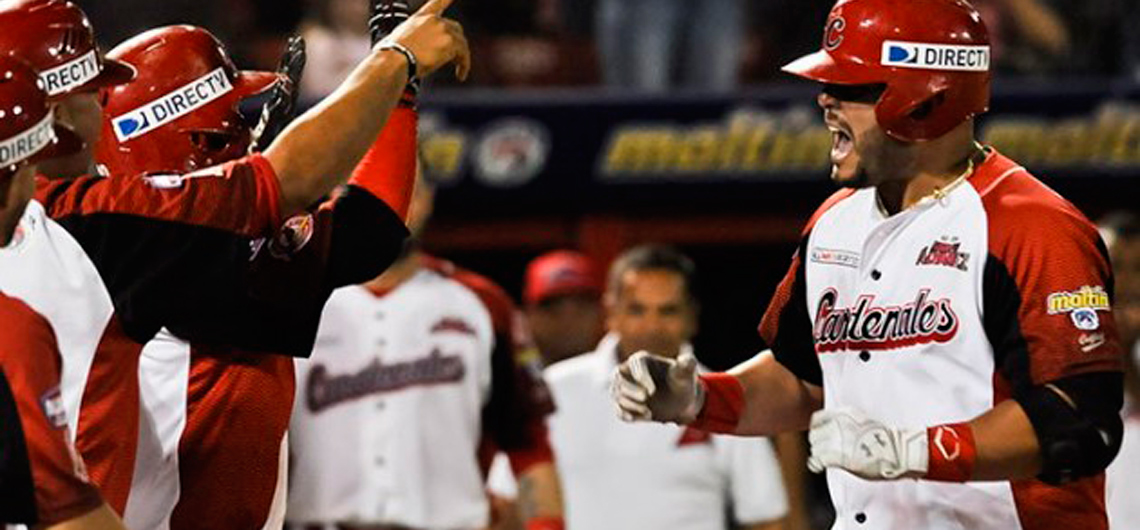 Cardenales vapuleó a Leones y empató la cima del béisbol venezolano