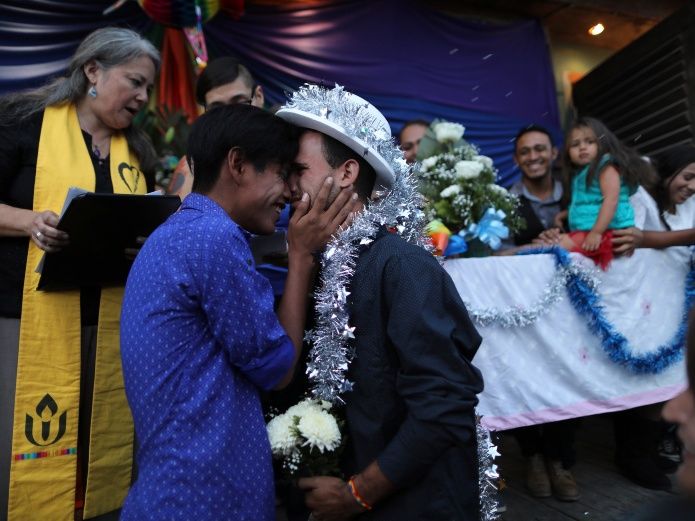 Parejas migrantes LGBTI realizan bodas simbólicas en albergue mexicano