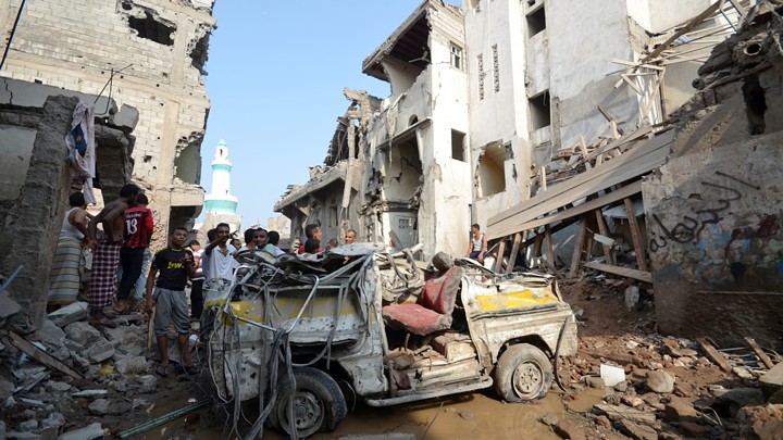 Coalición saudí promete ayuda económica a Yemen, pero no detiene sus bombardeos