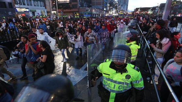 Estudiantes colombianos fueron reprimidos al protestar contra política de Iván Duque