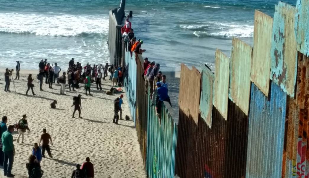 Migrantes centroamericanos escalaron valla que divide México y EE. UU.
