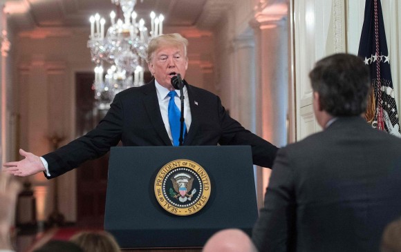 Menos libertad: Trump endurece reglas para ruedas de prensa en la Casa Blanca