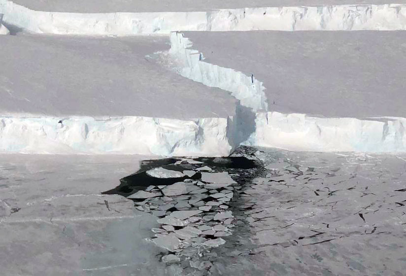 NASA publica nuevas imágenes y revela el origen del raro iceberg rectangular