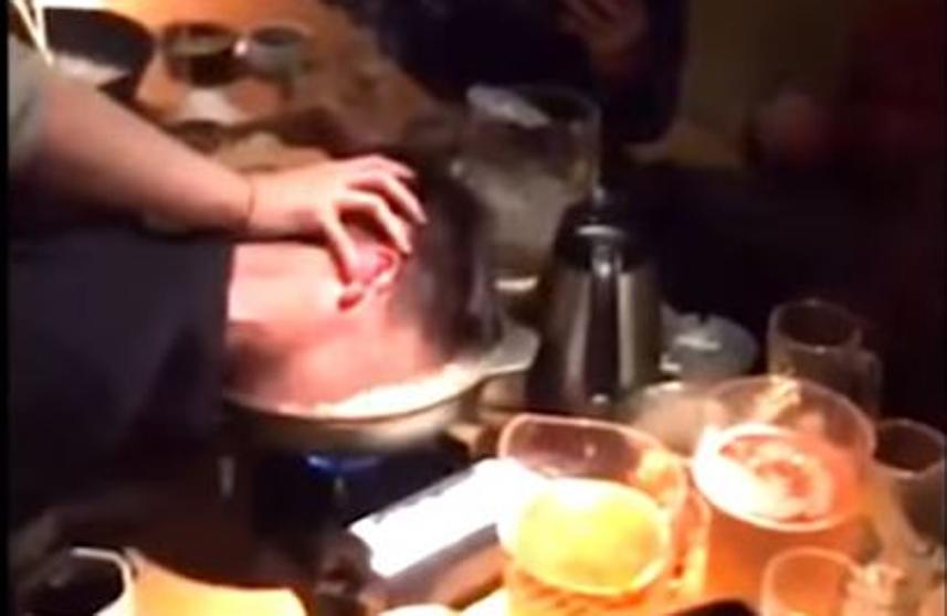 (Video) Denuncia a su exjefe por sumergirle la cara en una olla con agua hirviendo