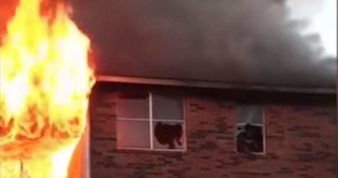 (Video) Madre arroja a su bebé de un tercer piso para salvarla de un incendio