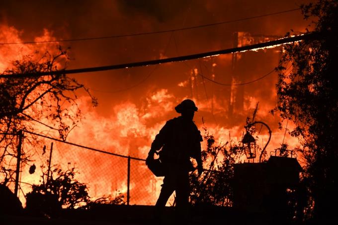 Asciende a 56 el número de muertos por incendio forestal en California