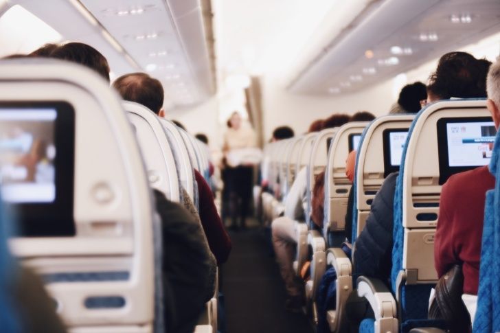 Pasajero demanda a una aerolínea por obligarlo a viajar al lado de un hombre de 140 kilos