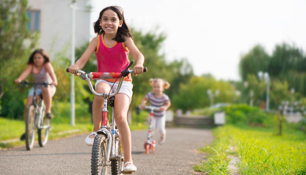 Niños que juegan al aire libre desarrollan menos problemas visuales