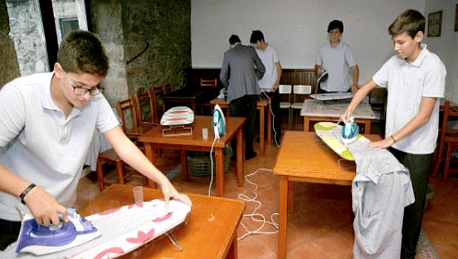 Colegio fomenta la igualdad de género: Enseña a sus alumnos labores domésticas