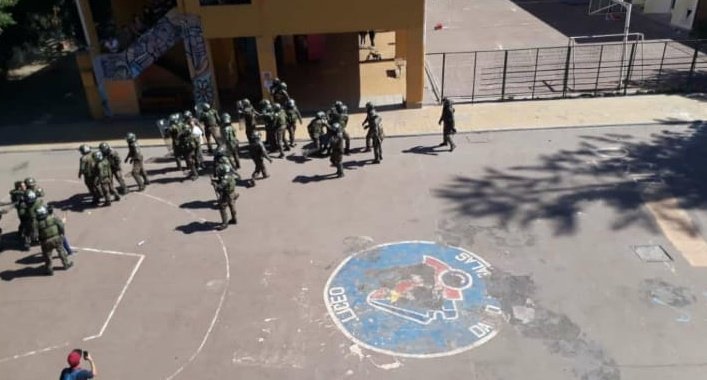 Profesores del Liceo Darío Salas acusan a Carabineros de aplicar violenta «llave» a inspector que defendía a escolar agredido